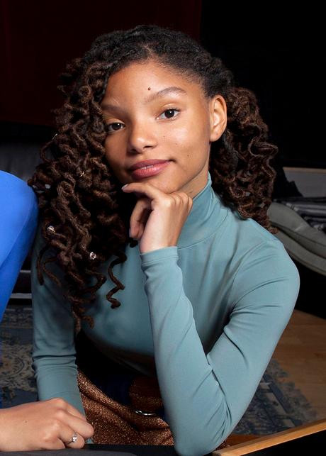 Halle Bailey sinh năm 2000 ở Mỹ, là một trong số những diễn viên trẻ nhất đóng vai công chúa của Disney. Trước khi lọt vào mắt xanh của Disney, cô nàng đã gây chú ý khi cùng chị gái thành lập nhóm nhạc R &amp; B Chloe x Halle