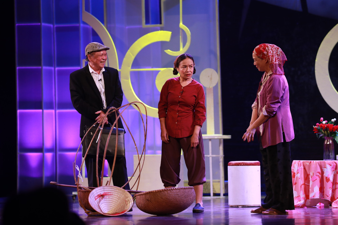 NSND Lê Khanh, nghệ sĩ Tú Oanh... hội ngộ trong Đời cười kỷ niệm 45 năm thành lập. Ảnh: NHTT