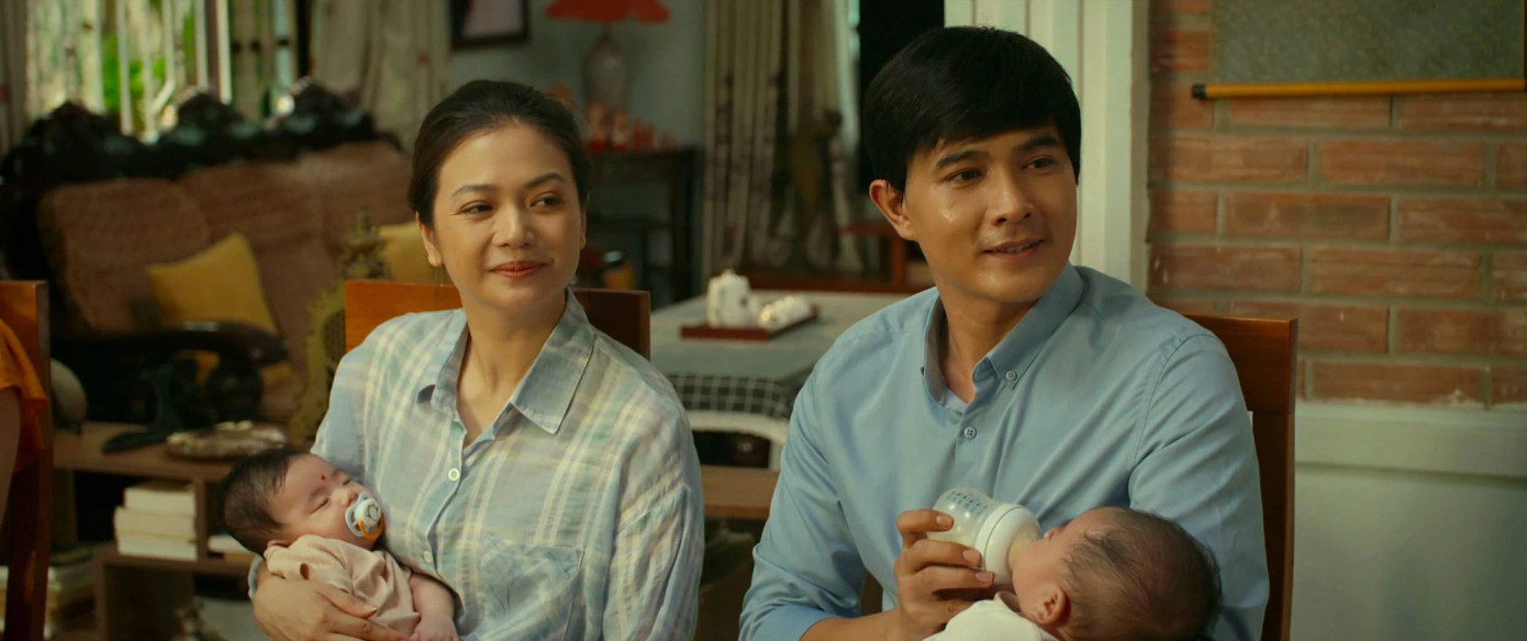 Công, Phương hạnh phúc khi được lên chức. Công, Phương hạnh phúc khi được lên chức.