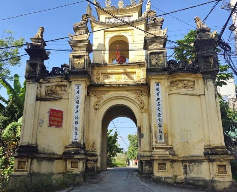 Cổng làng bề thế là kiến trúc cổ được xây theo lối "quyển thư", tựa như một cuốn sách khổng lồ đang mở ra đón khách.