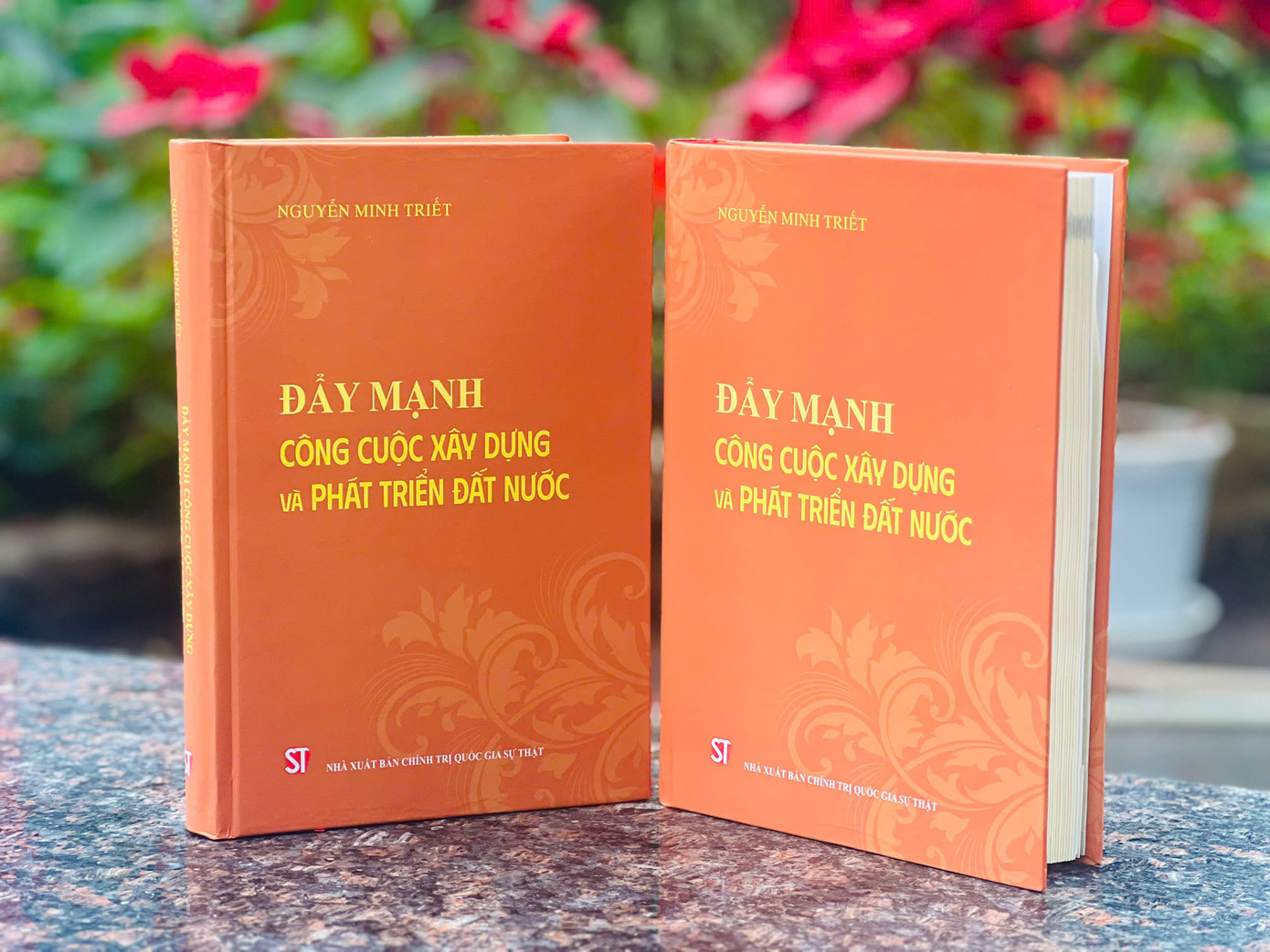 Cuốn sách tuyển chọn hơn 70 bài viết, bài phát biểu, thư của nguyên Chủ tịch nước Nguyễn Minh Triết từ năm 2000 đến năm 2010. Cuốn sách tuyển chọn hơn 70 bài viết, bài phát biểu, thư của nguyên Chủ tịch nước Nguyễn Minh Triết từ năm 2000 đến năm 2010.