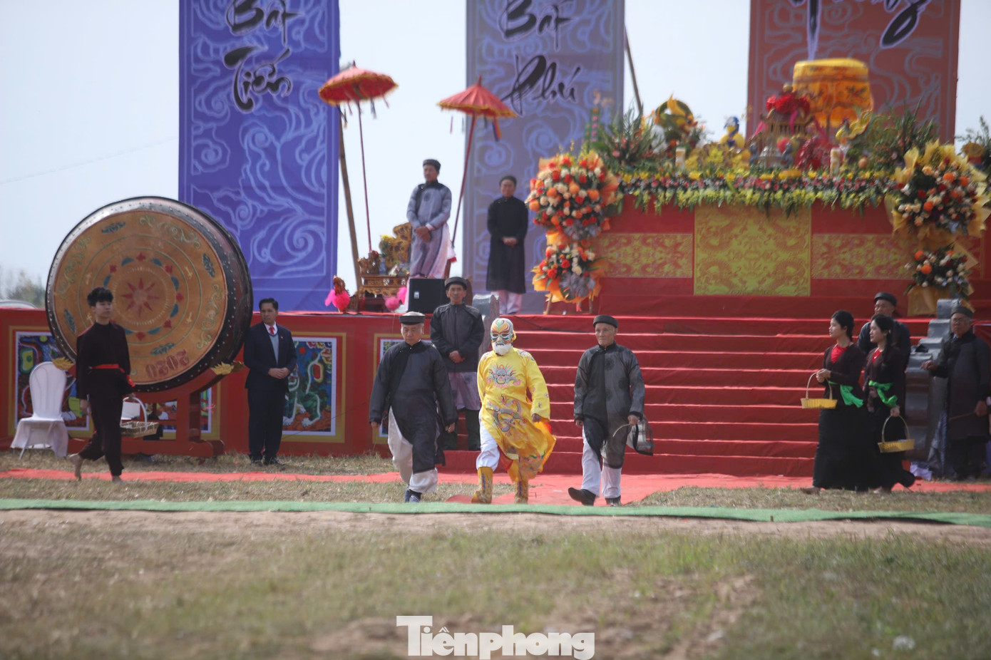 Lễ hội gồm hai phần. Phần lễ gồm các nghi thức: lễ cáo yết, lễ rước nước lên đàn tế, lễ sái tịnh, lễ cầu an, rước kiệu...