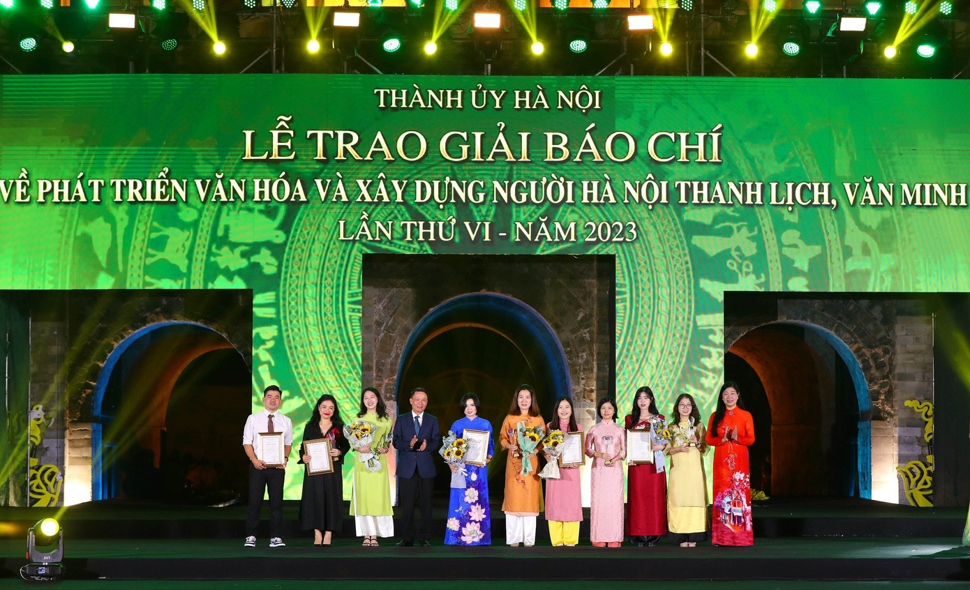 Phó Chủ tịch Thường trực Hội Nhà báo Việt Nam Nguyễn Đức Lợi và Chủ tịch Ủy ban Mặt trận Tổ quốc Việt Nam thành phố Hà Nội Nguyễn Lan Hương trao giải cho các tác giả, nhóm tác giả đoạt giải B. Ảnh: Trần Huấn.