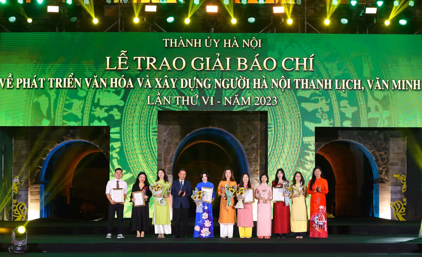 Phó Chủ tịch Thường trực Hội Nhà báo Việt Nam Nguyễn Đức Lợi và Chủ tịch Ủy ban Mặt trận Tổ quốc Việt Nam thành phố Hà Nội Nguyễn Lan Hương trao giải cho các tác giả, nhóm tác giả đoạt giải B. Ảnh: Trần Huấn. Phó Chủ tịch Thường trực Hội Nhà báo Việt Nam Nguyễn Đức Lợi và Chủ tịch Ủy ban Mặt trận Tổ quốc Việt Nam thành phố Hà Nội Nguyễn Lan Hương trao giải cho các tác giả, nhóm tác giả đoạt giải B. Ảnh: Trần Huấn.