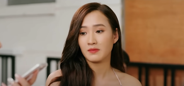 Nhung có quá khứ đáng thương. Bố mẹ mất sớm, gia cảnh khó khăn nên cuộc sống luôn túng thiếu. Cô luôn trách bố hèn kém nên để cả gia đình thiệt thòi. Nhung có quá khứ đáng thương. Bố mẹ mất sớm, gia cảnh khó khăn nên cuộc sống luôn túng thiếu. Cô luôn trách bố hèn kém nên để cả gia đình thiệt thòi.