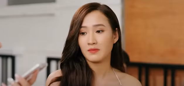 Nhung có quá khứ đáng thương. Bố mẹ mất sớm, gia cảnh khó khăn nên cuộc sống luôn túng thiếu. Cô luôn trách bố hèn kém nên để cả gia đình thiệt thòi.