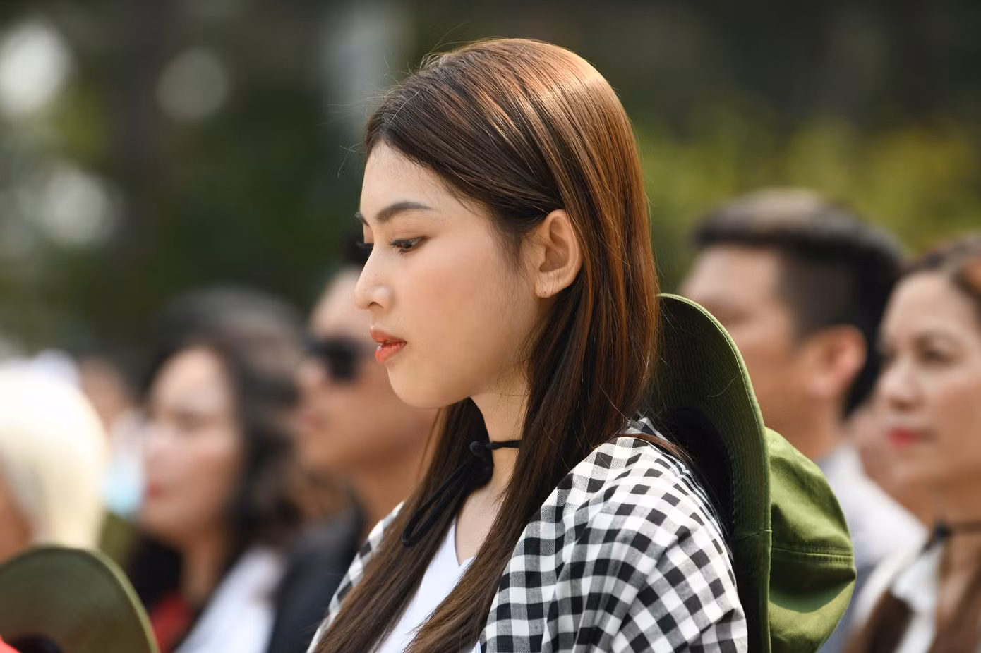Á hậu Nguyễn Lê Ngọc Thảo dâng hương, tưởng niệm các anh hùng liệt sĩ tại Nghĩa trang Trường Sơn.
