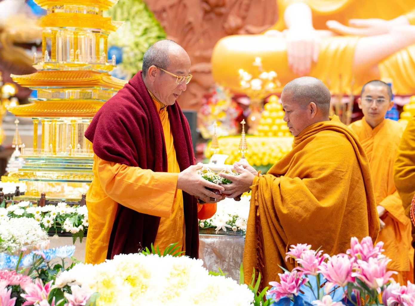 Từ ngày 23-27/12/2023, hàng vạn người dân, phật tử về chùa Ba Vàng để chiêm bái, đảnh lễ "xá lợi tóc Đức Phật".