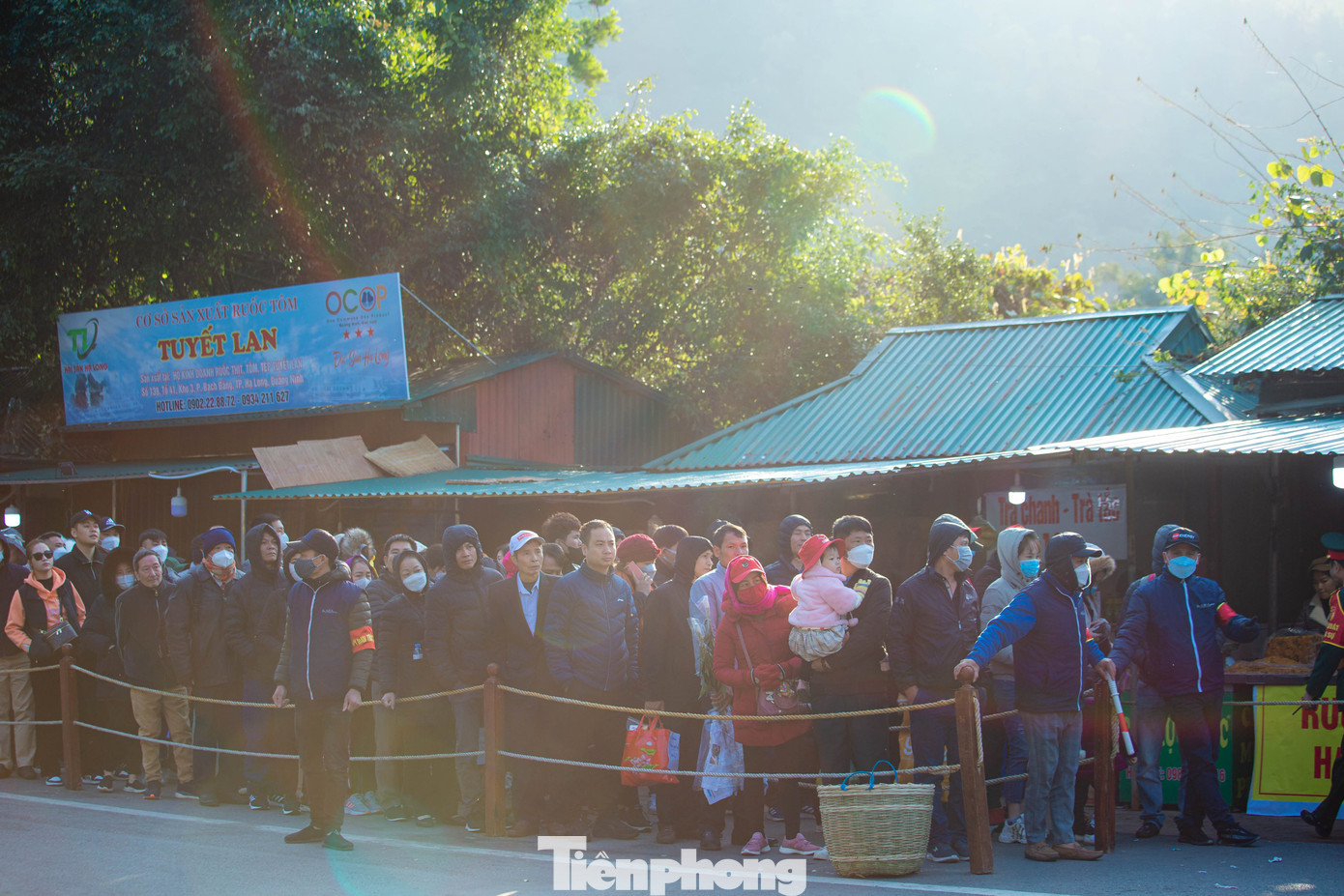 Theo ghi nhận của PV Tiền Phong, từ sáng sớm, dòng người nô nức đổ về dự lễ khai hội. Lực lượng an ninh hỗ trợ du khách xếp hàng, tránh chen lấn xô đẩy. Ảnh: TRỌNG TÀI.