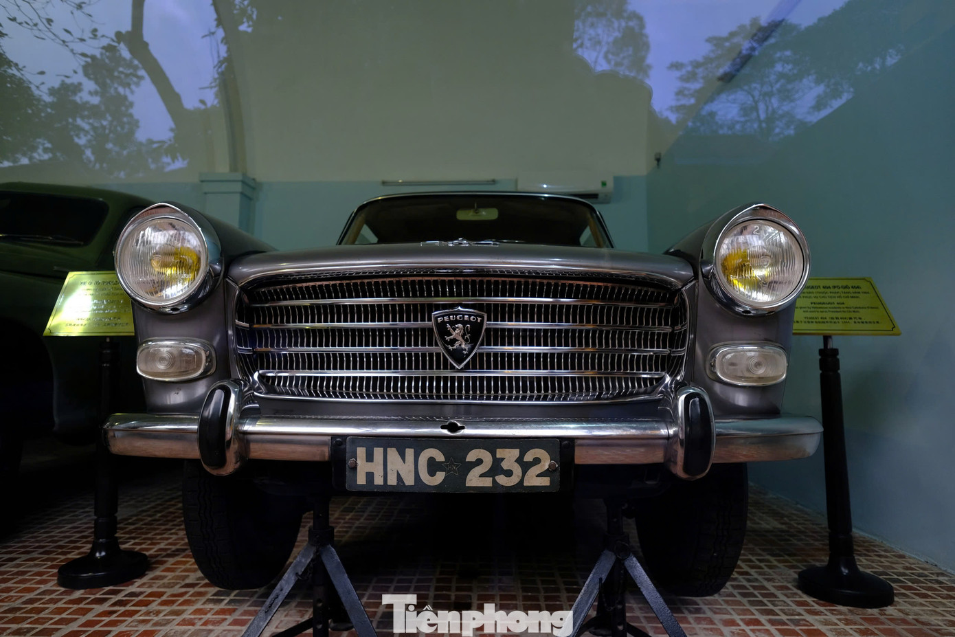 Ô tô Peugeot 404, biển đăng ký HNC 232 màu ghi bạc do một Việt kiều sinh sống ở Tân Đảo (tên gọi trước đây của các quần đảo, thuộc châu Đại Dương) mang về làm quà tặng Chính phủ và Chủ tịch Hồ Chí Minh. Xe cập bến Hải Phòng năm 1964, phục vụ Chủ tịch Hồ Chí Minh từ 1964 đến 1969. Theo hồ sơ của Cục Di sản văn hóa, tổng số km xe đã chạy là 16.575 km. Ô tô Peugeot 404, biển đăng ký HNC 232 màu ghi bạc do một Việt kiều sinh sống ở Tân Đảo (tên gọi trước đây của các quần đảo, thuộc châu Đại Dương) mang về làm quà tặng Chính phủ và Chủ tịch Hồ Chí Minh. Xe cập bến Hải Phòng năm 1964, phục vụ Chủ tịch Hồ Chí Minh từ 1964 đến 1969. Theo hồ sơ của Cục Di sản văn hóa, tổng số km xe đã chạy là 16.575 km.