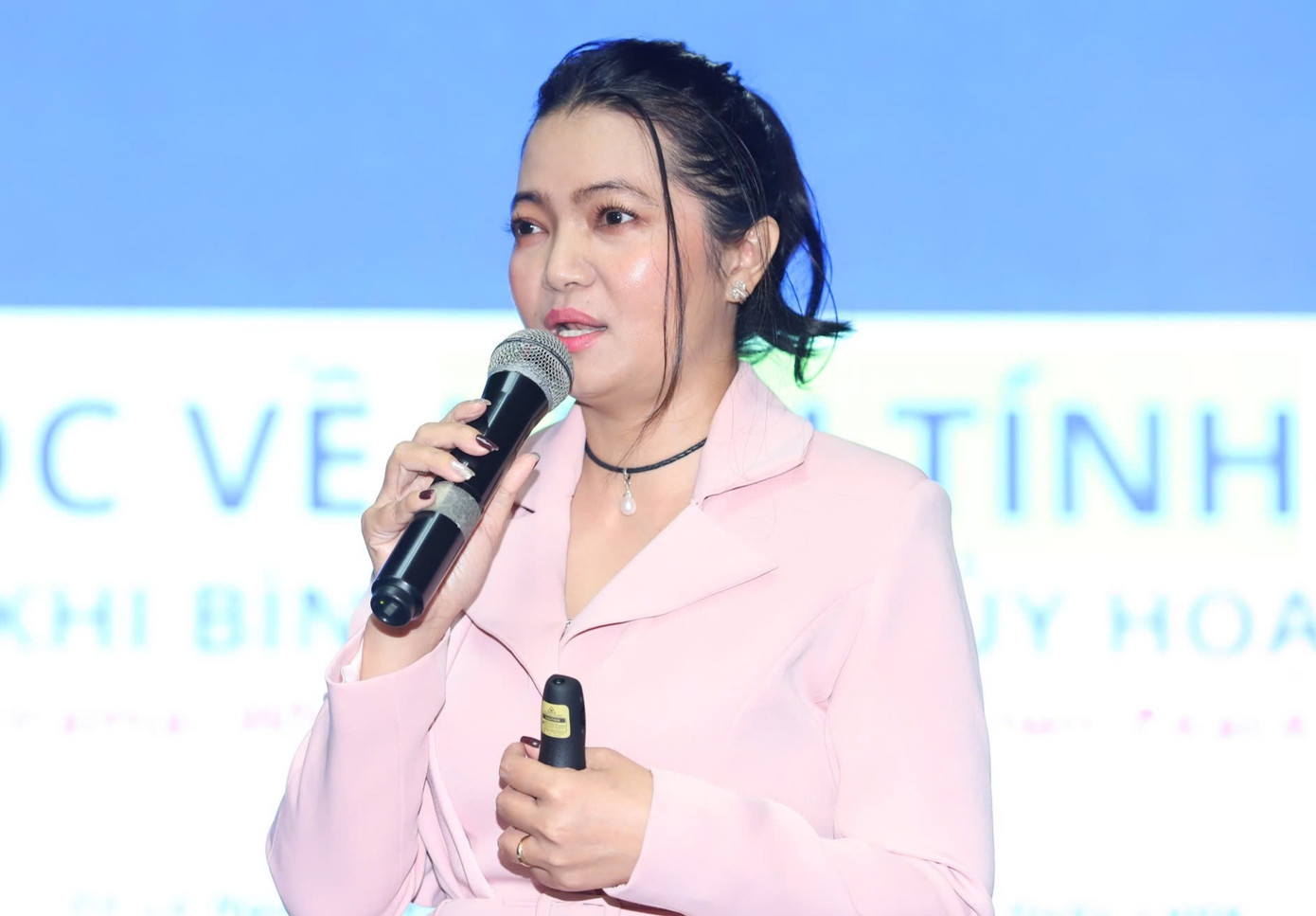 Nhà nghiên cứu Phan Trịnh Hoàng Dạ Thi phân tích việc công chúng thích hóng drama dưới góc độ tâm lý học. Ảnh: Ngô Tùng.