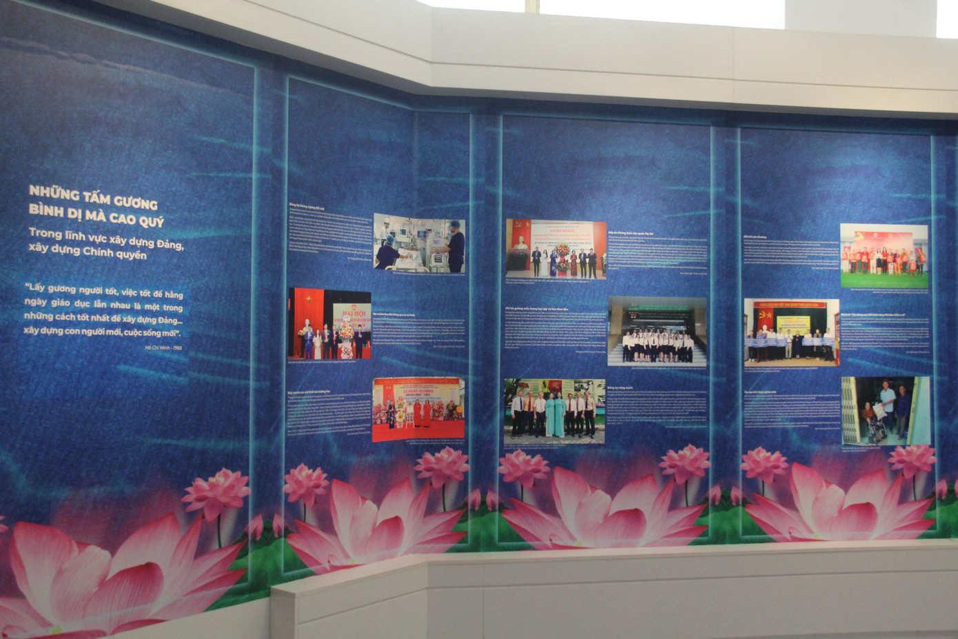 Không gian triển lãm tại Bảo tàng Hồ Chí Minh thu hút nhiều khách tham quan.