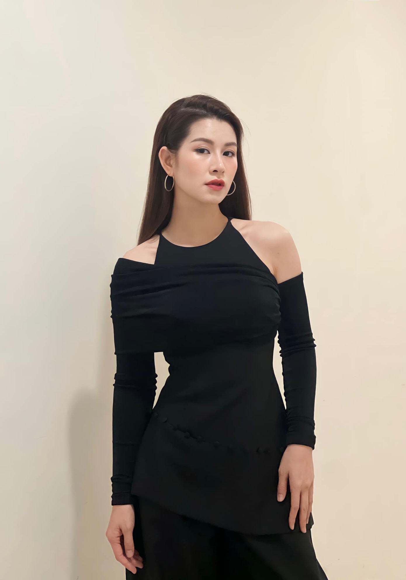 Diễn viên Lưu Huyền Trang sinh năm 1987, từng đóng nhiều phim truyền hình phát sóng giờ vàng như Cầu vồng tình yêu, Nhà có nhiều cửa sổ, Thương ngày nắng về, Gặp em ngày nắng.... Huyền Trang là diễn viên thuộc biên chế Nhà hát kịch Công an nhân dân.