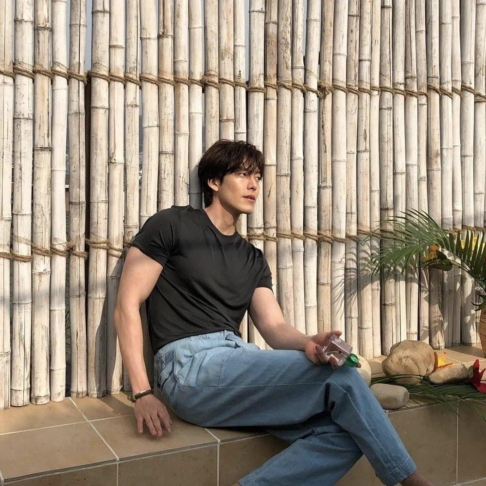 Người hâm mộ cũng phải trầm trồ khi Woo Bin vẫn giữ được hình thể chuẩn mực, có phần vạm vỡ hơn xưa