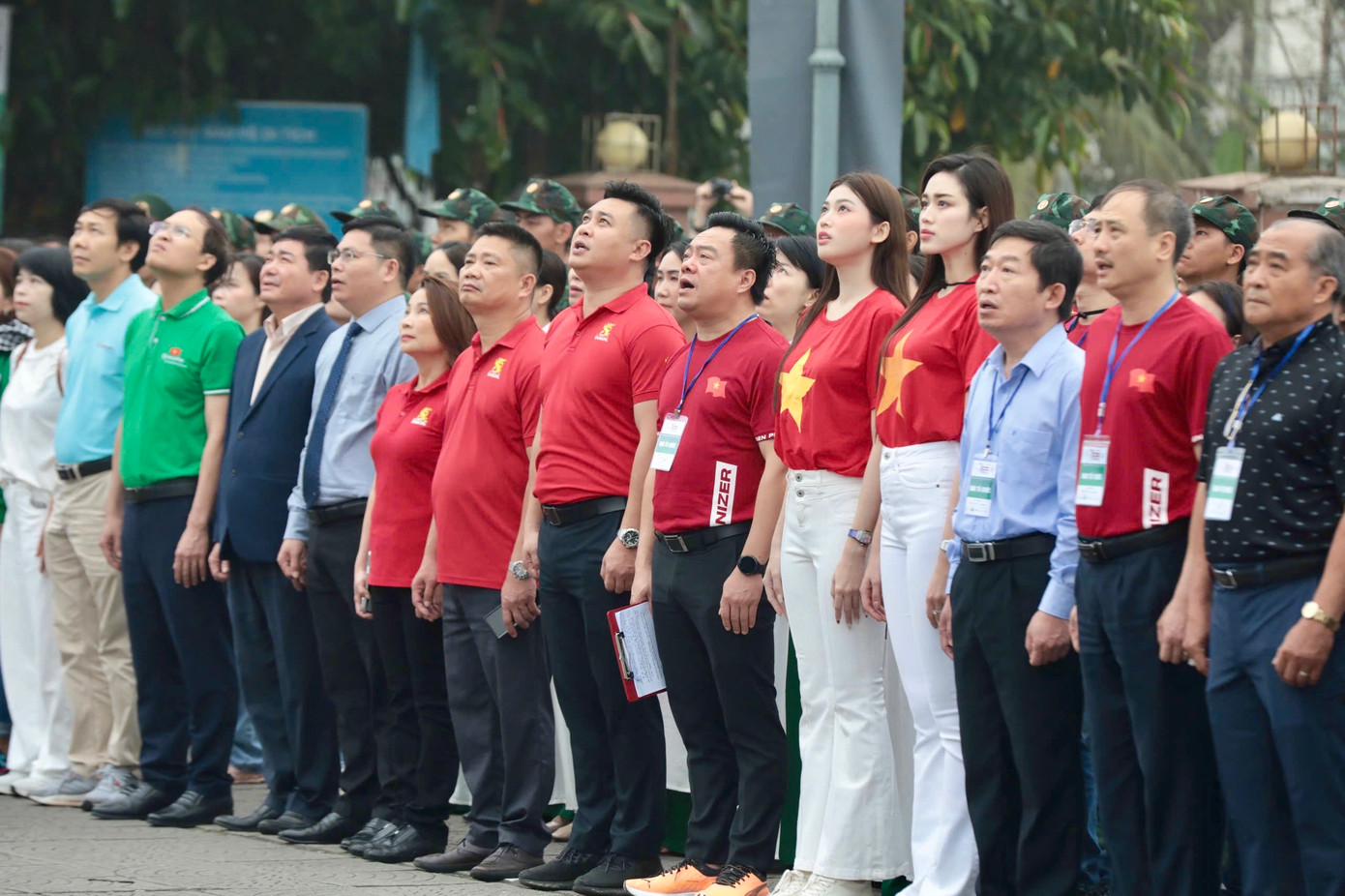 Ban tổ chức, các vận động viên cùng nhau trải lá cờ Tổ quốc rộng 250 m2 với ý nghĩa kết nối sức mạnh đoàn kết dân tộc mãi trường tồn. Hoa hậu Đỗ Thị Hà bày tỏ xúc động, tự hào khi ngắm nhìn lá cờ Tổ quốc tung bay tại Đôi bờ Hiền Lương - Bến Hải. Lần thứ năm tham dự Giải Vô địch Quốc gia Marathon và cự ly dài báo Tiền Phong, Á hậu Ngọc Thảo cho biết mỗi lần cô đều có cảm xúc bồi hồi.