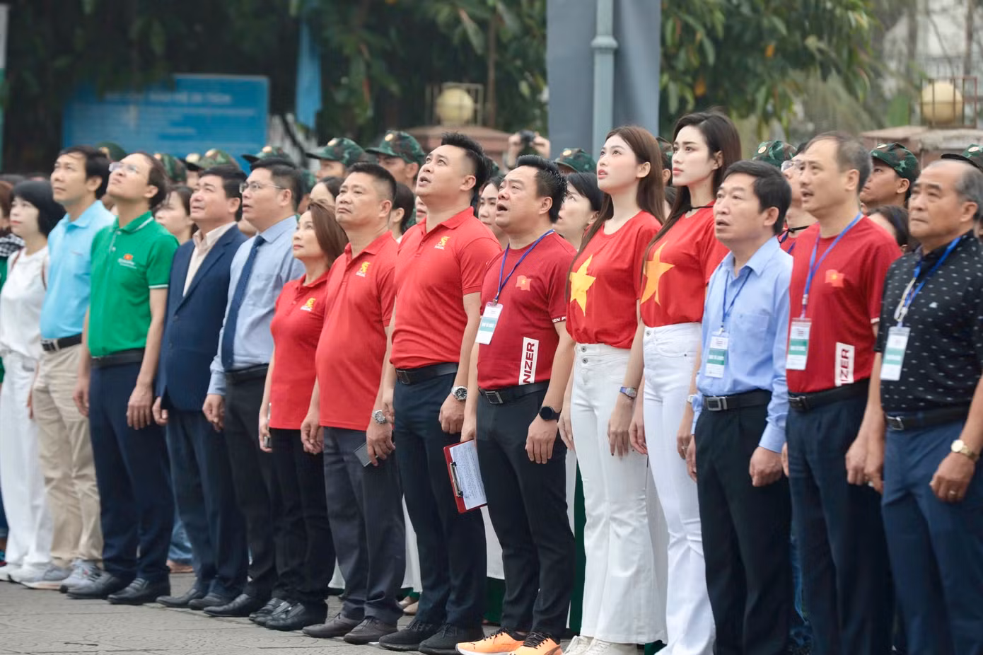 Ban tổ chức, các vận động viên cùng nhau trải lá cờ Tổ quốc rộng 250 m2 với ý nghĩa kết nối sức mạnh đoàn kết dân tộc mãi trường tồn. Hoa hậu Đỗ Thị Hà bày tỏ xúc động, tự hào khi ngắm nhìn lá cờ Tổ quốc tung bay tại Đôi bờ Hiền Lương - Bến Hải. Lần thứ năm tham dự Giải Vô địch Quốc gia Marathon và cự ly dài báo Tiền Phong, Á hậu Ngọc Thảo cho biết mỗi lần cô đều có cảm xúc bồi hồi.