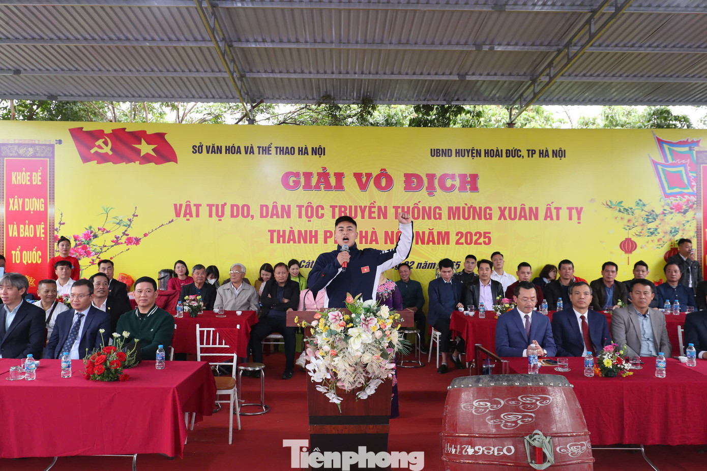Giải vô địch vật tự do, dân tộc truyền thống mừng Xuân Ất Tỵ TP Hà Nội năm 2025 khai mạc tại sới vật Cát Quế, huyện Hoài Đức (Hà Nội) chiều 13/2. Giải đấu do Sở Văn hóa và Thể thao Hà Nội phối hợp UBND huyện Hoài Đức tổ chức.