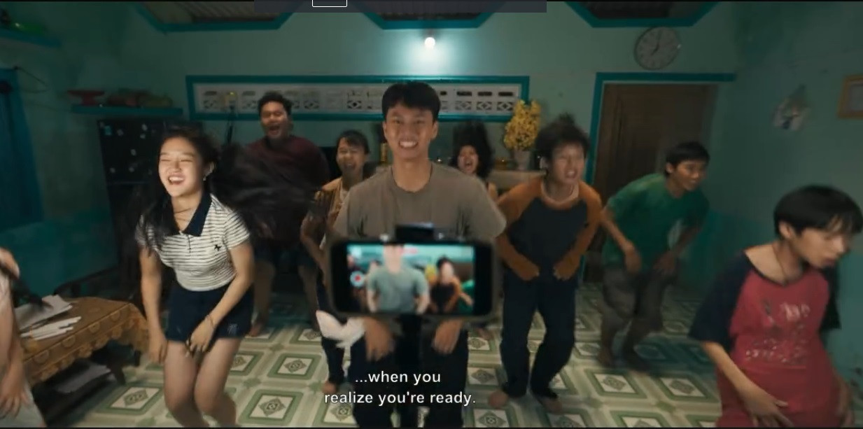 Lật mặt 8 nói về về xung đột thế hệ trong gia đình. Lật mặt 8 nói về về xung đột thế hệ trong gia đình.