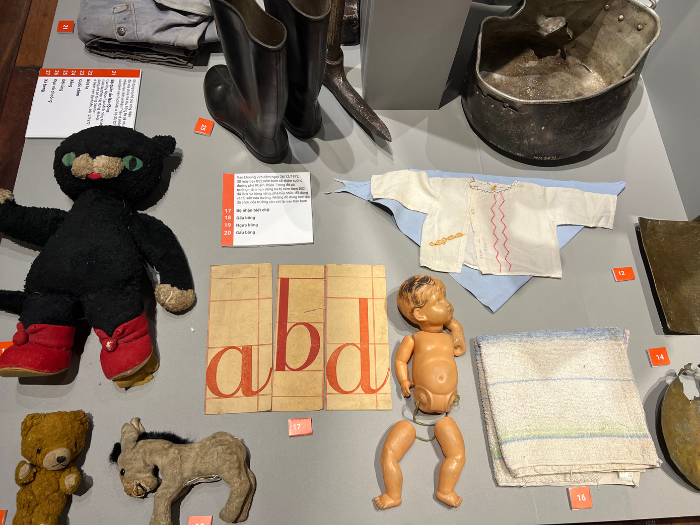 Một số hiện vật trưng bày tại triển lãm.