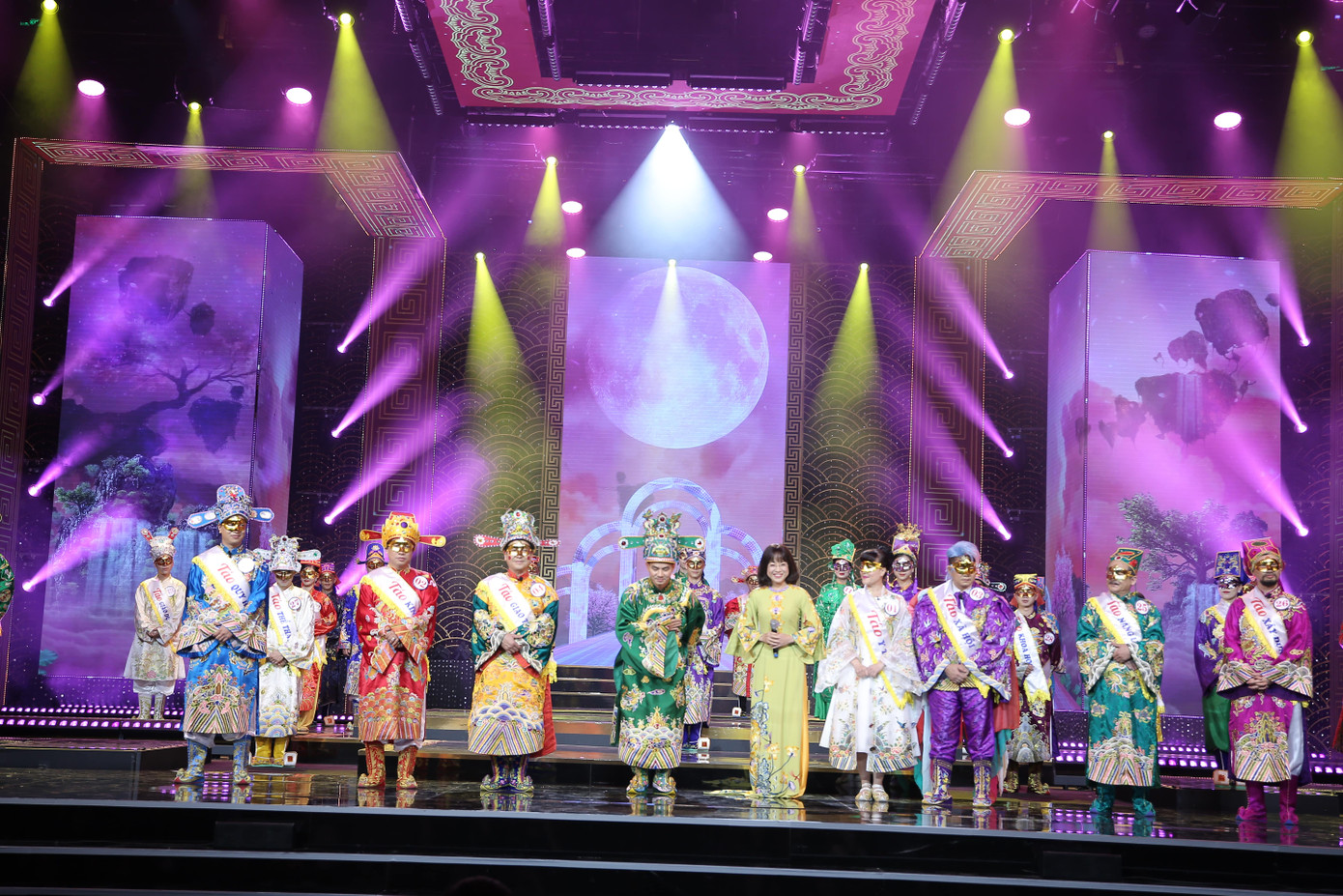 Lấy tích Táo Quân chầu trời, Gặp nhau cuối năm - Táo Quân lựa chọn và phản ánh những vấn đề nổi cộm trong xã hội thông qua lăng kính hài hước, tiếng cười sâu cay.