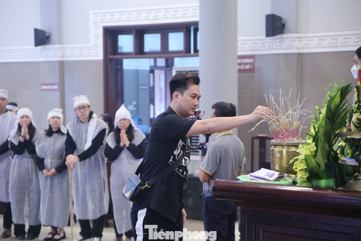 Diễn viên Anh Tuấn thắp hương cho NSƯT Trần Đại Mý. Diễn viên Anh Tuấn thắp hương cho NSƯT Trần Đại Mý.