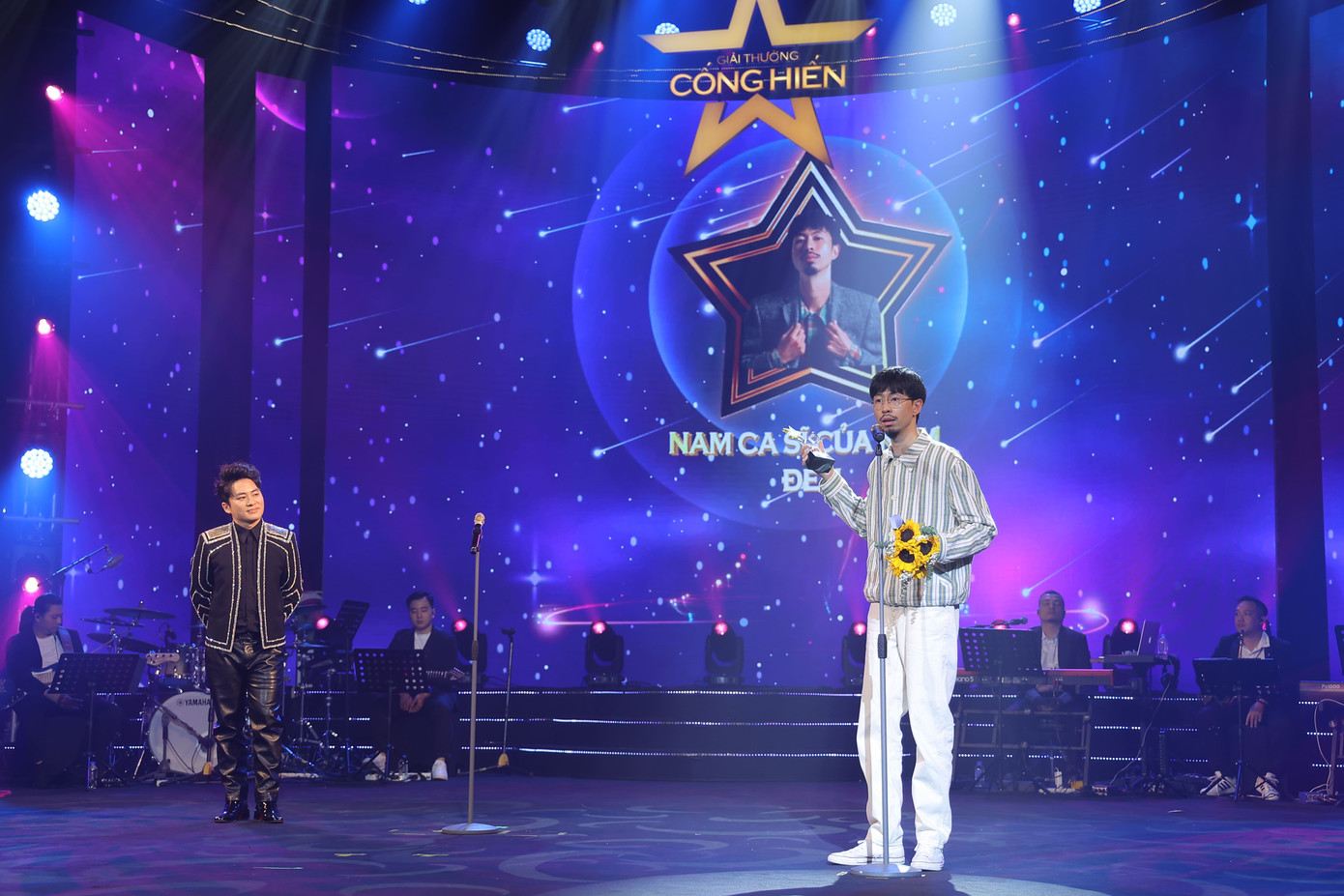 Rapper Đen Vâu giành cú đúp giải thưởng MV của năm và Nam ca sĩ của năm, vượt qua các nghệ sĩ nổi tiếng là Tăng Duy Tân, HIEUTHUHAI. Nam nghệ sĩ cho biết anh vui và bất ngờ khi được xướng tên vì rap chưa được nhiều người đón nhận. "Đen thấy hơi thở nghệ thuật của âm nhạc thấm đẫm từng viên gạch, từng ngóc ngách của Nhà hát Lớn. Là một nghệ sĩ trẻ, nhận được vinh dự lớn lao này là một điều tuyệt vời", Đen Vâu nói.