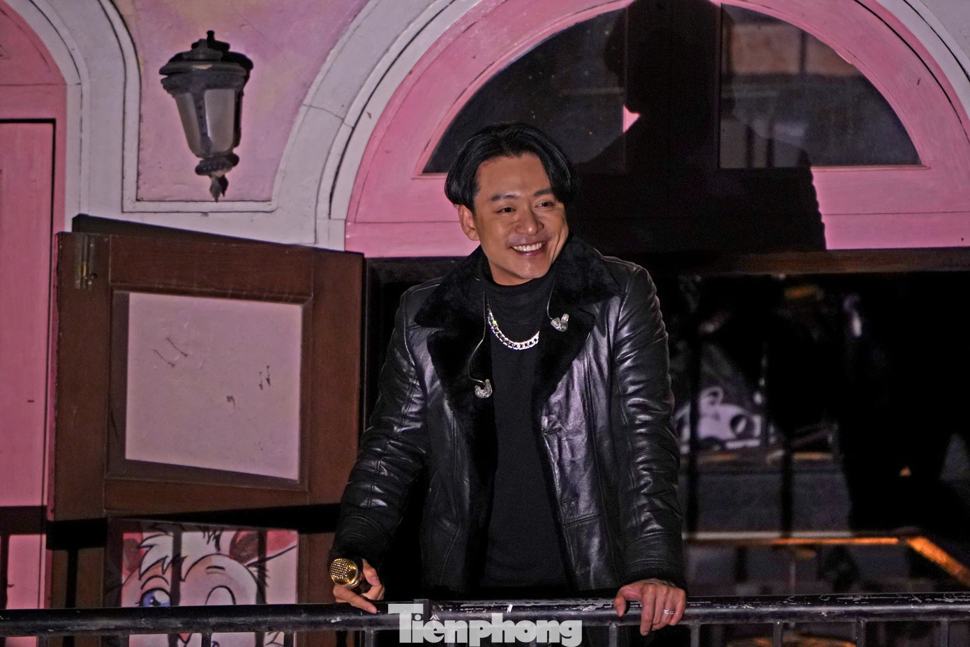 Một ngày sau concert Anh trai vượt ngàn chông gai tại Hưng Yên, ca sĩ Tuấn Hưng mời một số anh tài đến giao lưu tại góc ban công (Hàng Khay, Hà Nội). Anh liên tục nhắc mọi người giữ ấm, đảm bảo an toàn và tránh chen lấn xô đẩy. Tuấn Hưng hát ca khúc Đam mê mở màn chương trình.