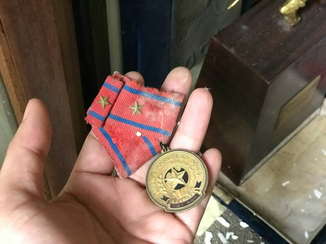 Nhiều huy chương, giải thưởng bị vứt xó. Nhiều huy chương, giải thưởng bị vứt xó.