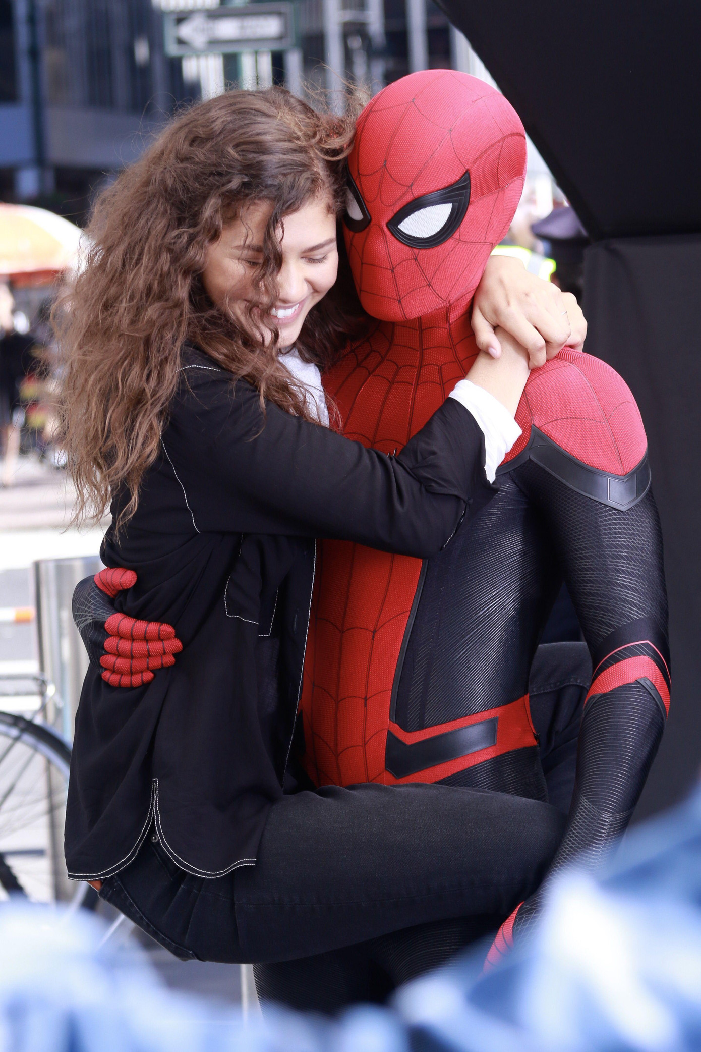 Sau khi chính thức góp mặt trong loạt phim Spider-Man, tên tuổi của Zendaya càng được chú ý nhiều hơn. Cô vào vai nữ sinh tên Michelle Jones, bạn gái của &quot;Người Nhện&quot; Tom Holland. Cả hai thường xuyên dành cho nhau những cử chỉ thân thiết, tình cảm từ khi đóng chung nhưng vẫn lên tiếng phủ nhận chuyện hẹn hò