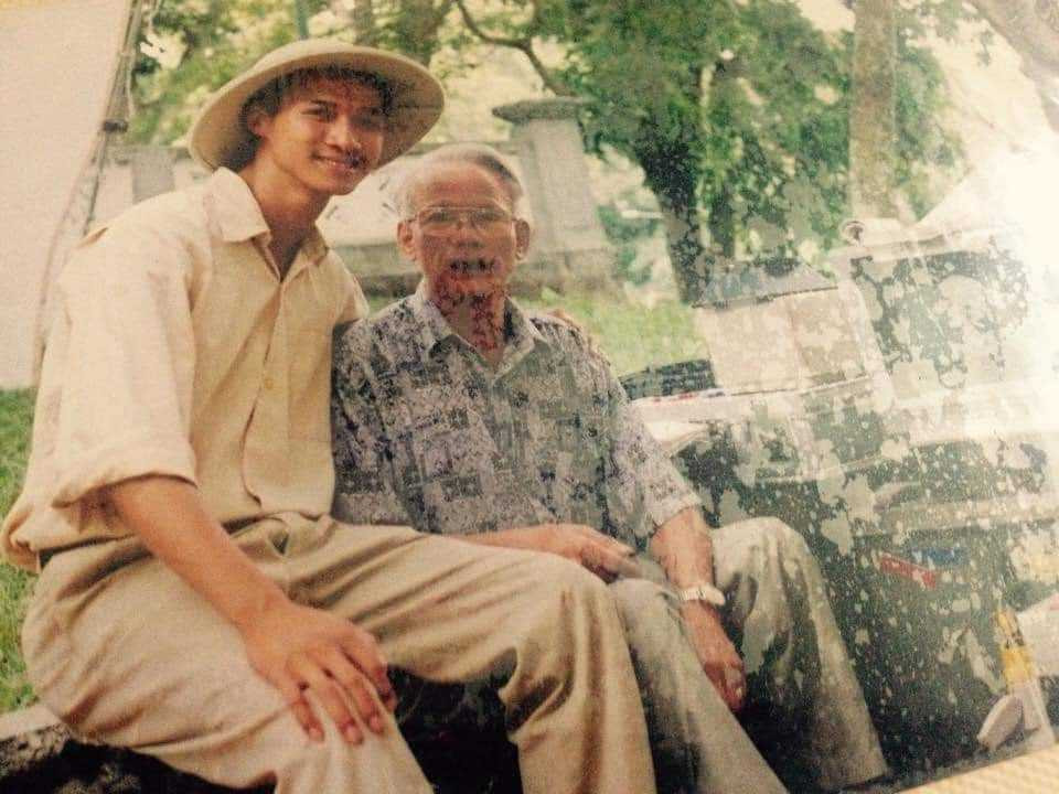 Đạo diễn Nguyễn Tiến Dũng (trái) đóng một vai nhỏ trong phim Tiếng cồng định mệnh của đạo diễn Nguyễn Khắc Lợi. Đạo diễn Nguyễn Tiến Dũng (trái) đóng một vai nhỏ trong phim Tiếng cồng định mệnh của đạo diễn Nguyễn Khắc Lợi.