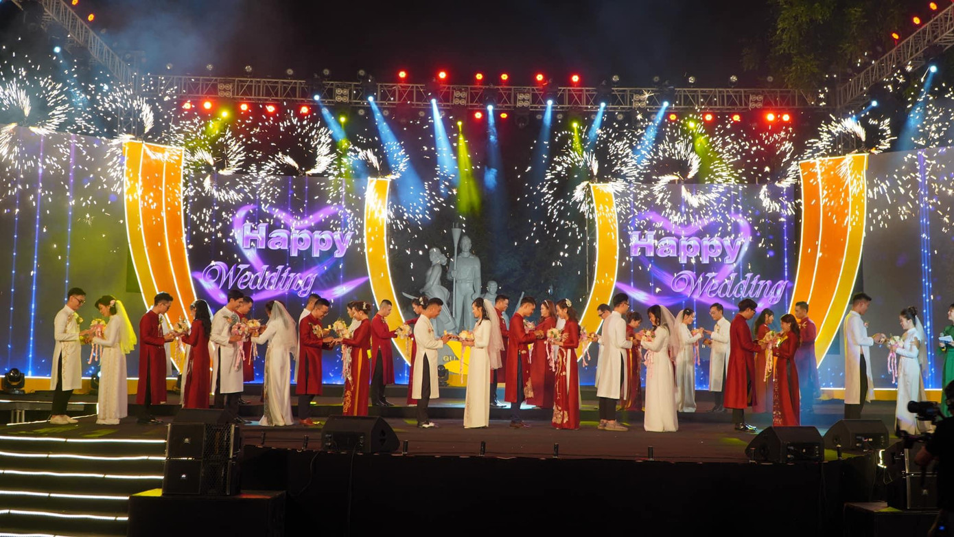 Bên cạnh đó, tổ chức Đoàn chủ động tham mưu với cấp ủy, phối hợp với các ban ngành, đoàn thể các đơn vị trên địa bàn, xây dựng mô hình điểm vận động tổ chức lễ cưới mẫu như: cưới tập thể; tổ chức tiệc trà và báo hỷ sau cưới; đặt hoa tại Đài tưởng niệm cho các Anh hùng liệt sỹ; tổ chức trao, nhận Giấy chứng nhận kết hôn tại trụ sở UBND, nhà văn hóa phường, xã, thị trấn, trên cơ sở đó từng bước xây dựng mô hình cưới thích hợp.