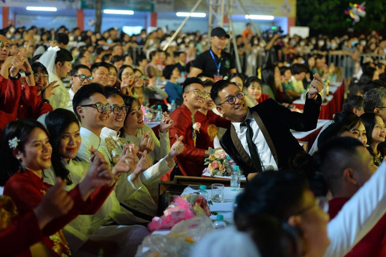 18 cặp đôi làm lễ cưới trong sự chứng kiến, chúc phúc của hàng ngàn khán giả; trong đó, có các nghệ sĩ nổi tiếng. Trong ảnh, ca sĩ Tuấn Hưng đến giao lưu và hát tặng 18 cặp đôi trong ngày cưới.