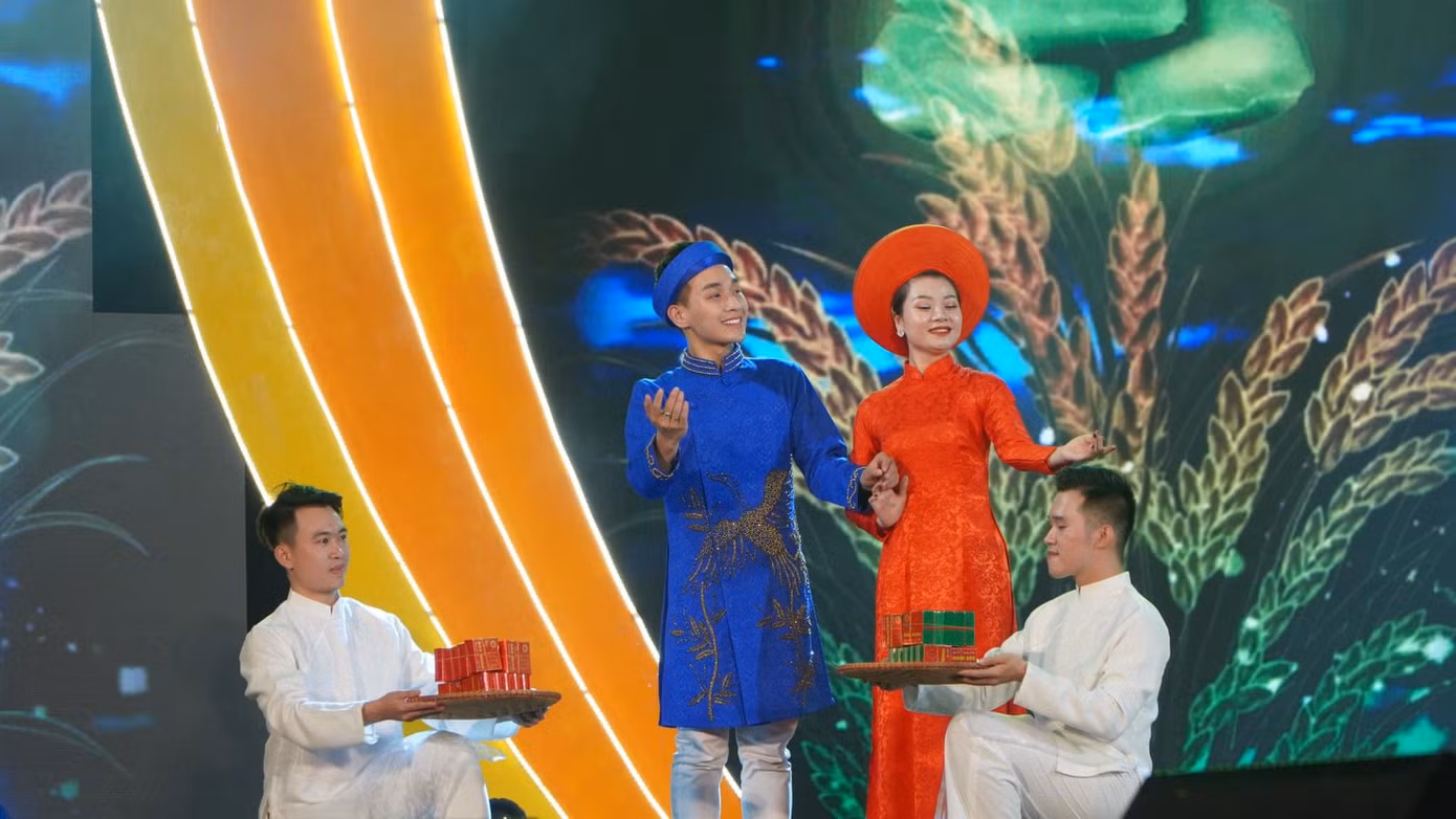 Anh Nguyễn Đức Tiến, Phó Bí thư Thường trực Thành Đoàn, Chủ tịch Hội LHTN TP Hà Nội chia sẻ, chương trình “Tinh hoa Việt Nam” là dịp để vinh danh nét đặc trưng trong văn hóa ẩm thực truyền thống của Việt Nam, đặc biệt là ẩm thực gắn với đám cưới truyền thống của người Việt. Đồng thời, đây cũng là hoạt động ý nghĩa của tuổi trẻ Thủ đô tổng kết hành trình 10 năm tham gia thực hiện Chỉ thị số 11 của Thành ủy Hà Nội về “Tiếp tục thực hiện nếp sống văn minh trong việc cưới trên địa bàn Thành phố Hà Nội”.