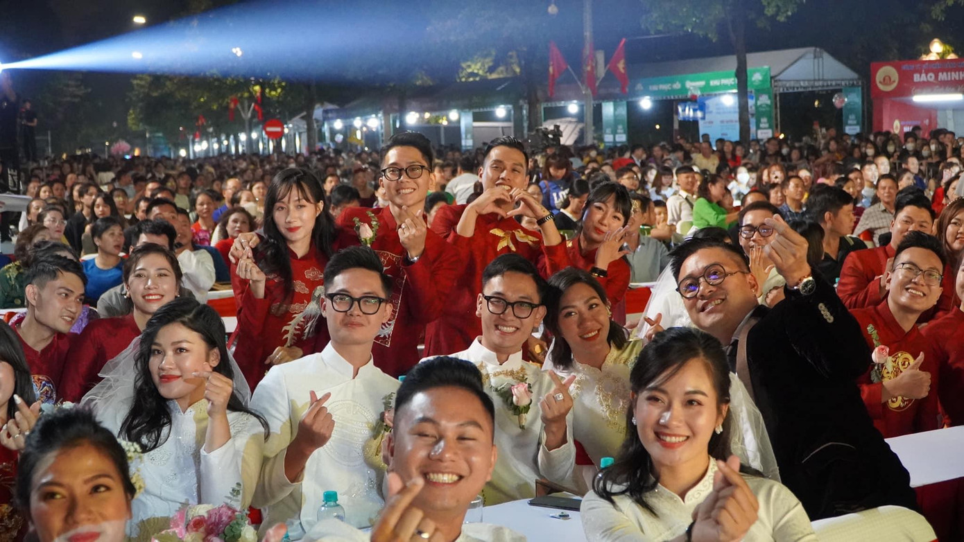 18 cặp đôi tham dự đám cưới tập thể được tài trợ 18 cặp nhẫn cưới; được tặng 18 vé máy bay khứ hồi nội địa; được tặng hoa cưới; được tài trợ áo dài cưới, trang điểm; chụp ảnh cưới.