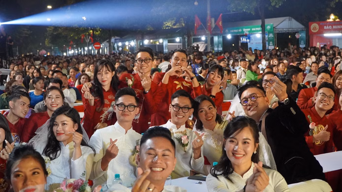 18 cặp đôi tham dự đám cưới tập thể được tài trợ 18 cặp nhẫn cưới; được tặng 18 vé máy bay khứ hồi nội địa; được tặng hoa cưới; được tài trợ áo dài cưới, trang điểm; chụp ảnh cưới.