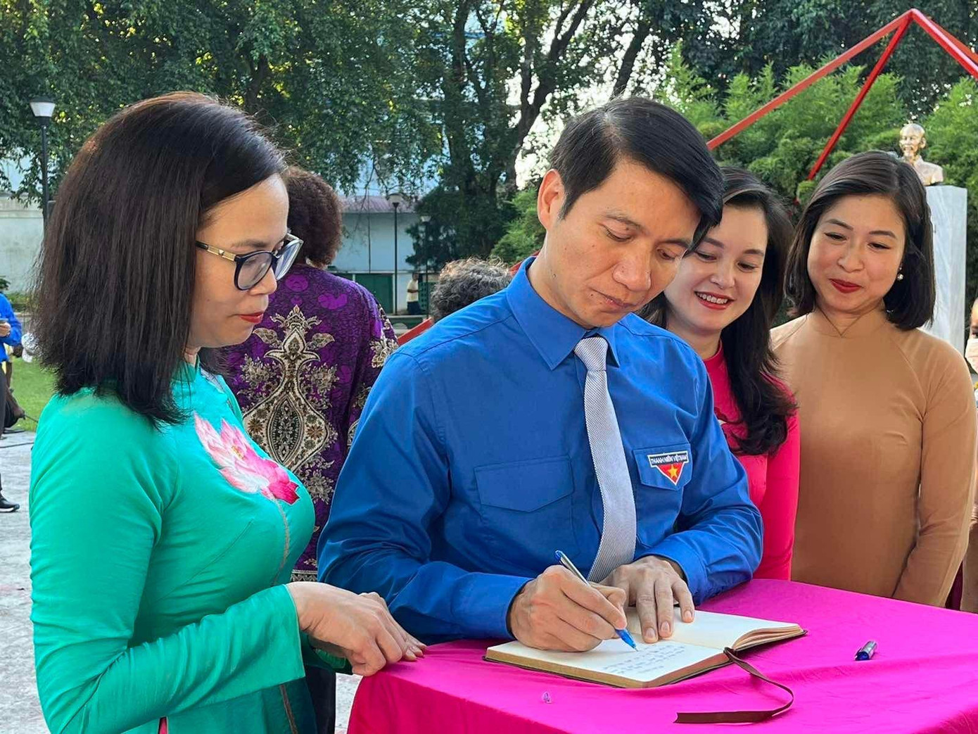 Bí thư thường trực T.Ư Đoàn Nguyễn Ngọc Lương viết lưu bút tại tượng đài Chủ tịch Hồ Chí Minh ở La Habana, Cuba. Ảnh: Song Thưa Bí thư thường trực T.Ư Đoàn Nguyễn Ngọc Lương viết lưu bút tại tượng đài Chủ tịch Hồ Chí Minh ở La Habana, Cuba. Ảnh: Song Thưa