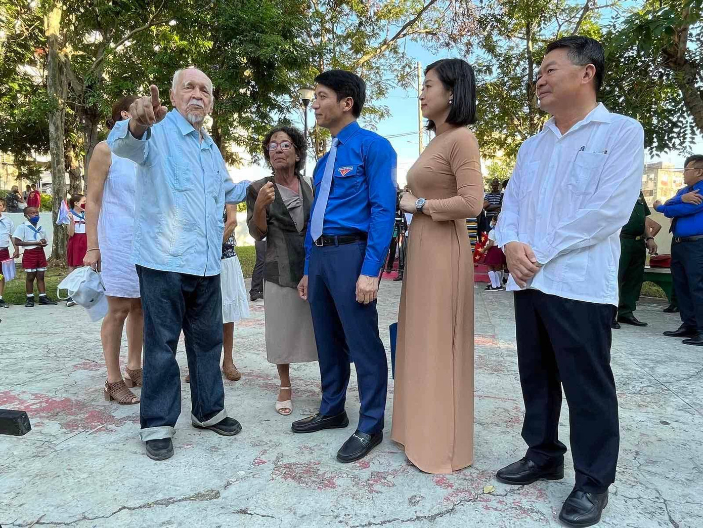 Ông Joel Diaz, Kiến trúc sư, Phó Chủ tịch Hội HN Cuba -Việt Nam, người thiết kế khuôn viên tượng đài Chủ tịch Hồ Chí Minh trao đổi về ý tưởng thiết kế Tượng đài. Ảnh: Song Thưa Ông Joel Diaz, Kiến trúc sư, Phó Chủ tịch Hội HN Cuba -Việt Nam, người thiết kế khuôn viên tượng đài Chủ tịch Hồ Chí Minh trao đổi về ý tưởng thiết kế Tượng đài. Ảnh: Song Thưa