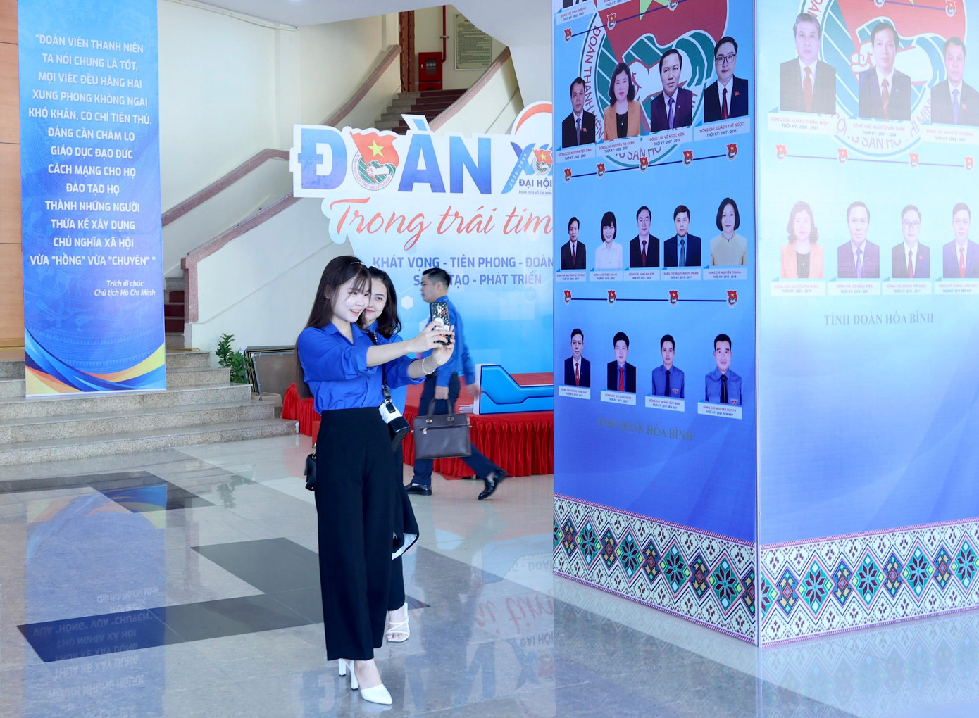 Các đại biểu tranh thủ check-in trước giờ khai mạc đại hội. Ảnh: Như Ý Các đại biểu tranh thủ check-in trước giờ khai mạc đại hội. Ảnh: Như Ý