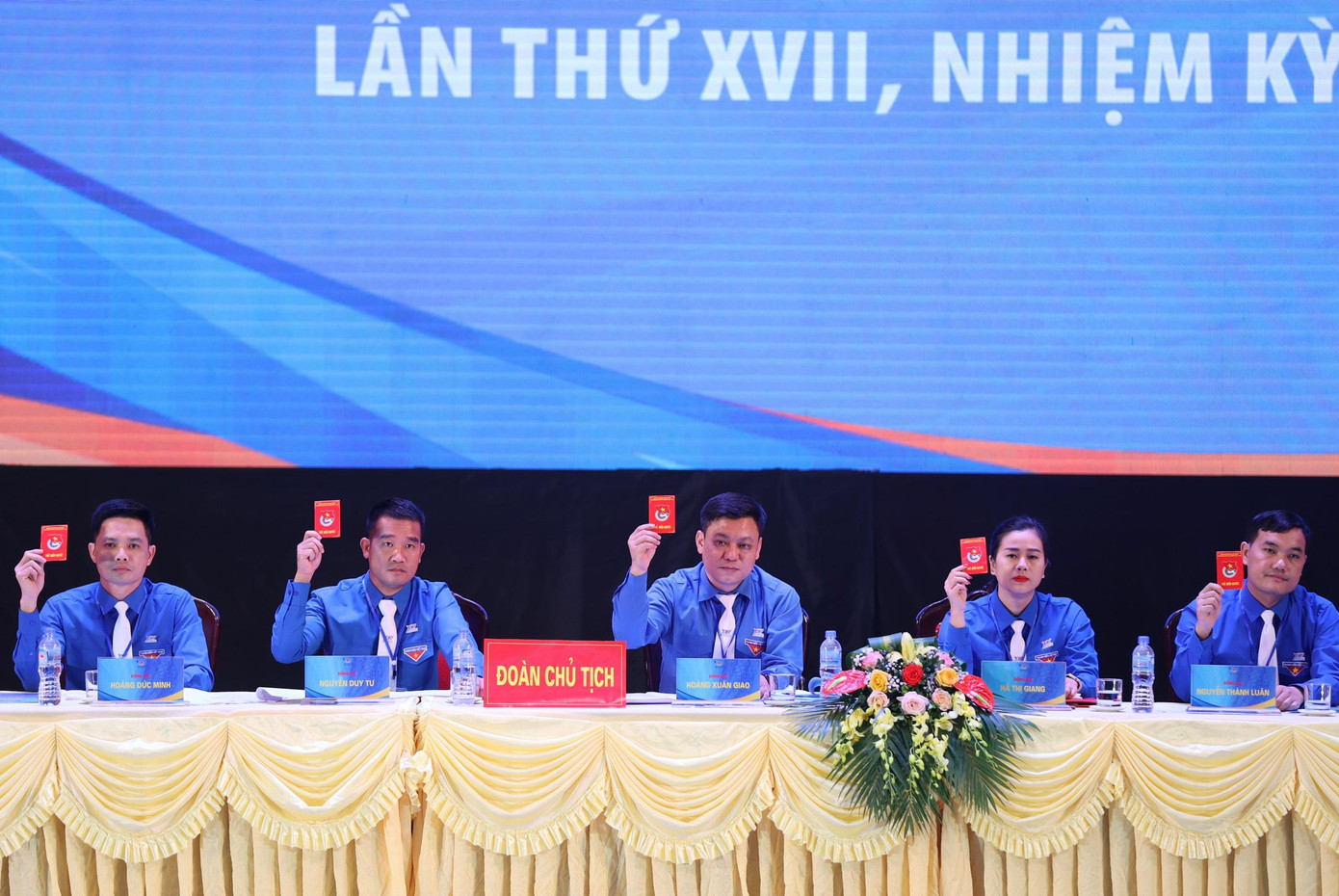 Các đại biểu biểu quyết thông qua chương trình đại hội Các đại biểu biểu quyết thông qua chương trình đại hội