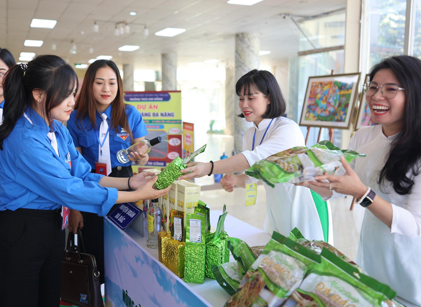 Các đại biểu dự đại hội hào hứng tham quan các mặt hàng nông sản được trưng bày tại đại hội