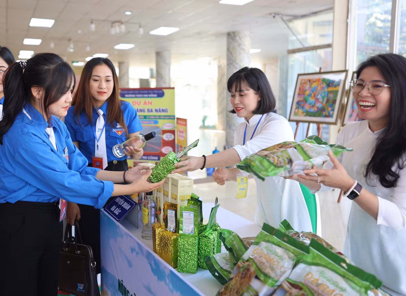 Các đại biểu dự đại hội hào hứng tham quan các mặt hàng nông sản được trưng bày tại đại hội