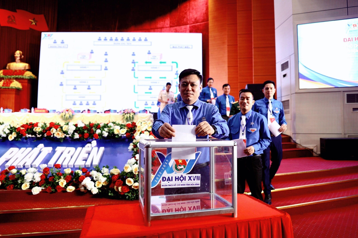 Các đại biểu bỏ phiếu bầu BCH Tỉnh Đoàn Hòa Bình khóa XVII. Ảnh: Như Ý Các đại biểu bỏ phiếu bầu BCH Tỉnh Đoàn Hòa Bình khóa XVII. Ảnh: Như Ý