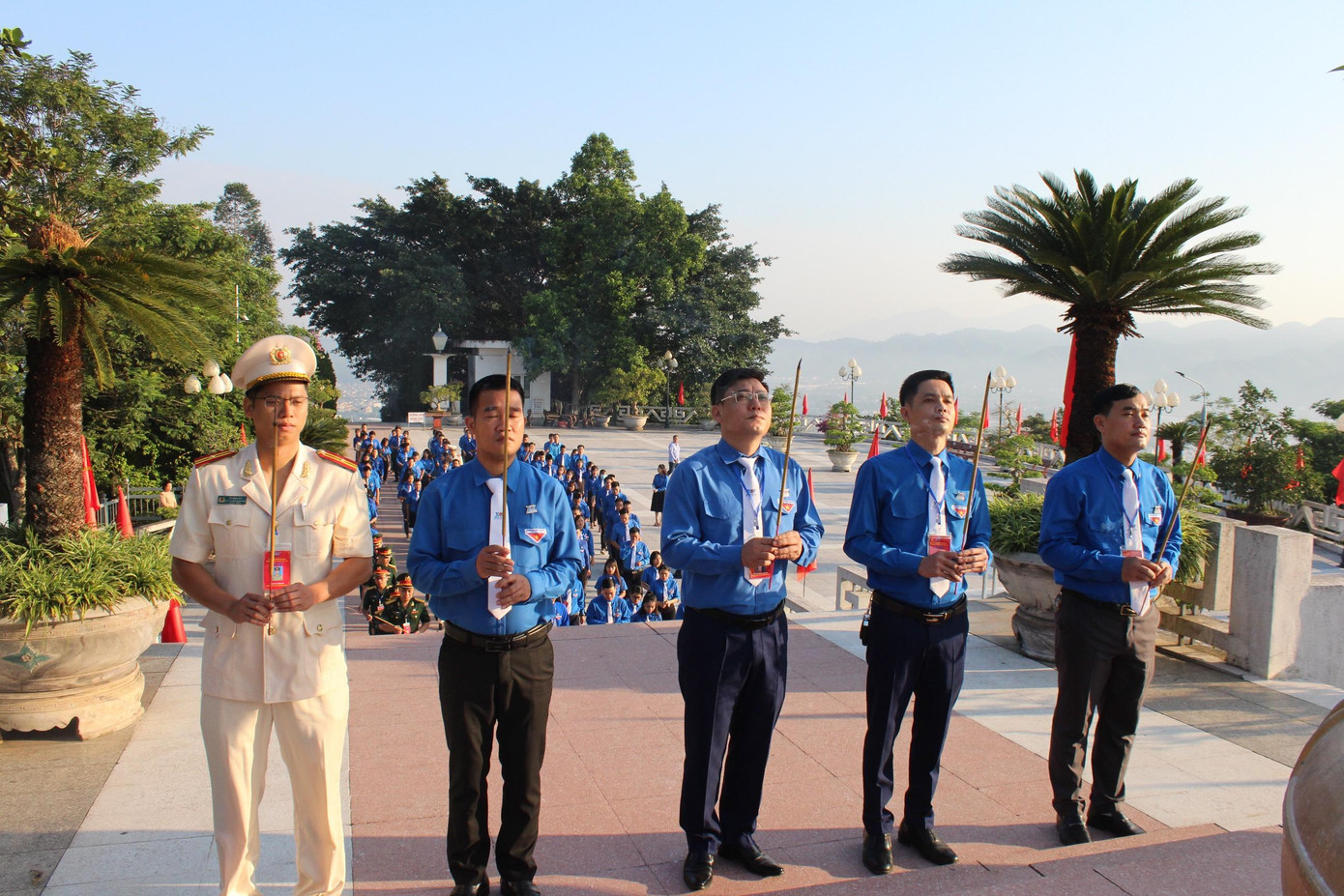 Các đại biểu dâng hương tại Tượng đài Bác Hồ trước phiên khai mạc. Ảnh: Như Ý Các đại biểu dâng hương tại Tượng đài Bác Hồ trước phiên khai mạc. Ảnh: Như Ý