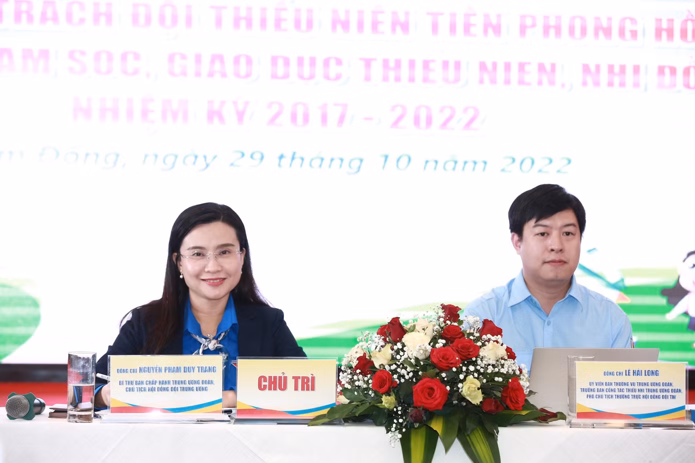 Chị Nguyễn Phạm Duy Trang, Bí thư T.Ư Đoàn, Chủ tịch Hội đồng Đội T.Ư và anh Lê Hải Long, Trưởng ban Công tác Thiếu nhi T.Ư Đoàn, Phó Chủ tịch thường trực Hội đồng Đội T.Ư. Ảnh: Bảo Anh
