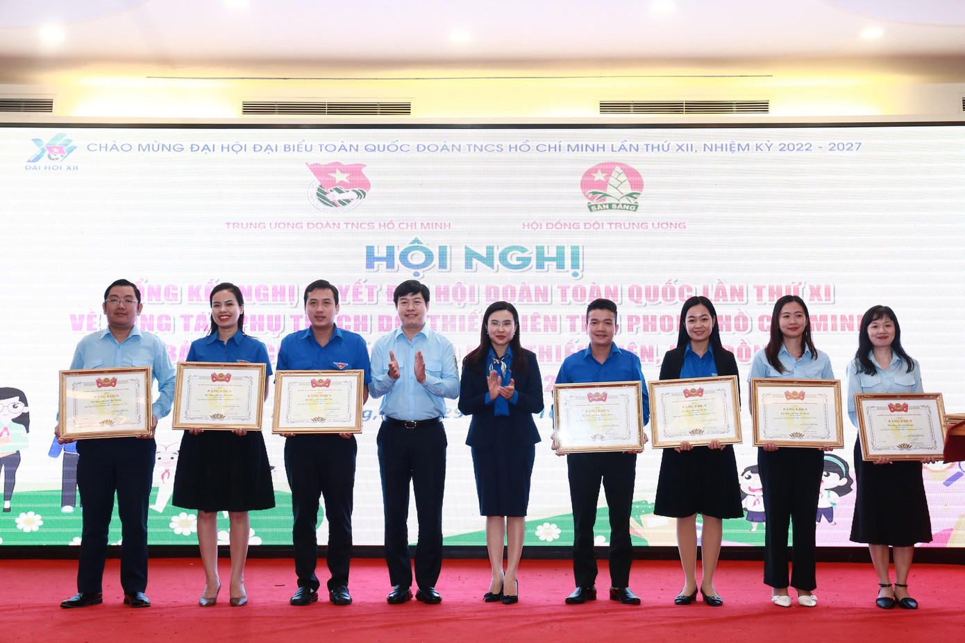 Khen thưởng cho các đơn vị có thành tích xuất sắc tiêu biểu trong công tác Đội và phong trào thiếu nhi giai đoạn 2017 - 2022. Ảnh: Bảo Anh Khen thưởng cho các đơn vị có thành tích xuất sắc tiêu biểu trong công tác Đội và phong trào thiếu nhi giai đoạn 2017 - 2022. Ảnh: Bảo Anh