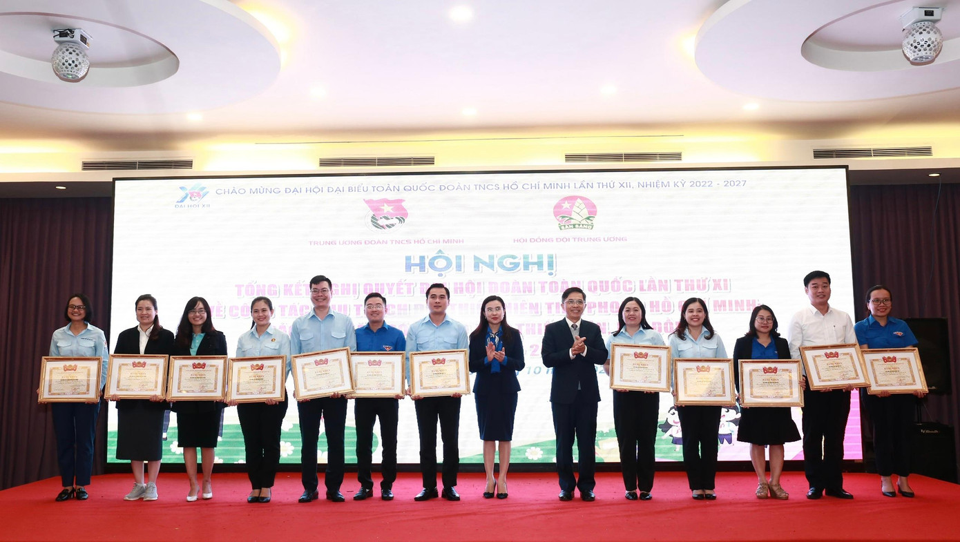 Khen thưởng cho các đơn vị có thành tích xuất sắc tiêu biểu trong công tác Đội và phong trào thiếu nhi giai đoạn 2017 - 2022. Ảnh: Bảo Anh Khen thưởng cho các đơn vị có thành tích xuất sắc tiêu biểu trong công tác Đội và phong trào thiếu nhi giai đoạn 2017 - 2022. Ảnh: Bảo Anh