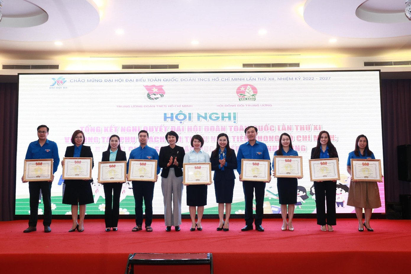 Khen thưởng cho các đơn vị có thành tích xuất sắc tiêu biểu trong công tác Đội và phong trào thiếu nhi giai đoạn 2017 - 2022. Ảnh: Bảo Anh Khen thưởng cho các đơn vị có thành tích xuất sắc tiêu biểu trong công tác Đội và phong trào thiếu nhi giai đoạn 2017 - 2022. Ảnh: Bảo Anh