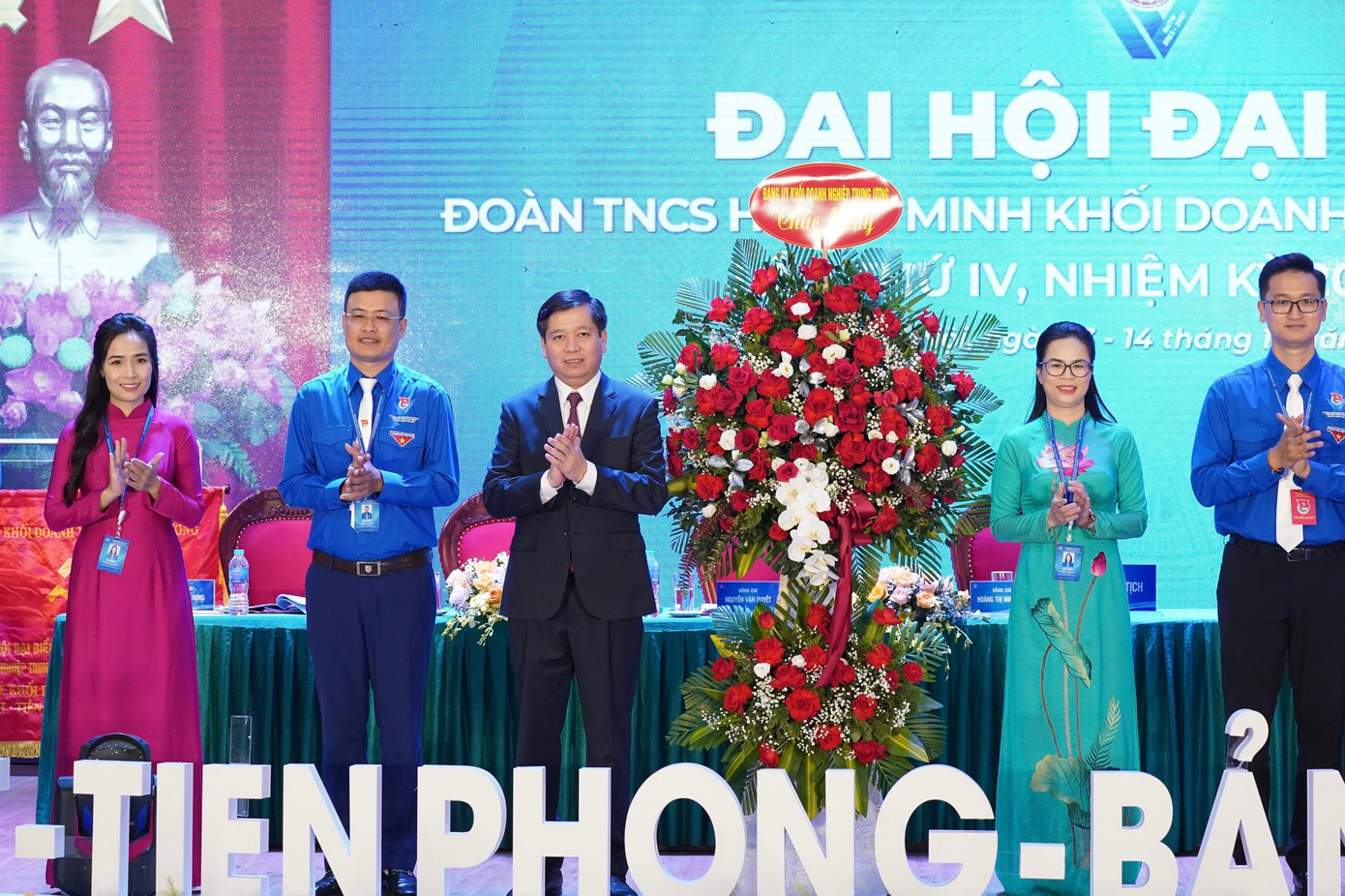 Ông Nguyễn Long Hải, Bí thư Đảng ủy Khối Doanh nghiệp T.Ư tặng hoa chúc mừng đại hội. Ảnh: Như Ý Ông Nguyễn Long Hải, Bí thư Đảng ủy Khối Doanh nghiệp T.Ư tặng hoa chúc mừng đại hội. Ảnh: Như Ý