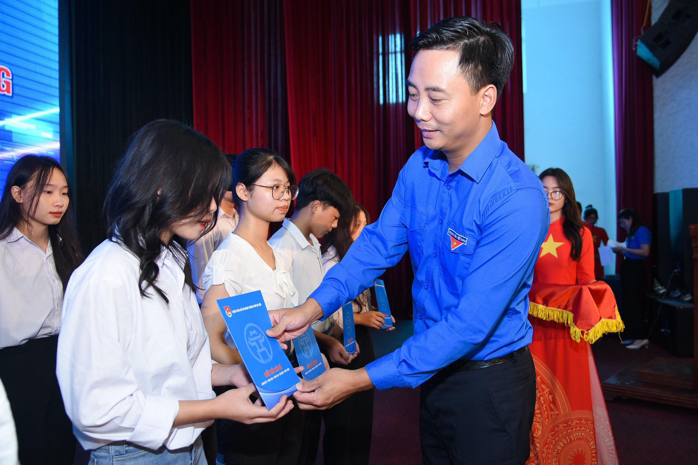 Anh Nguyễn Đức Tiến, Phó Bí thư thường trực Thành Đoàn, Chủ tịch Hội LHTN TP Hà Nội trao học bổng cho học sinh, sinh viên hoàn cảnh khó khăn