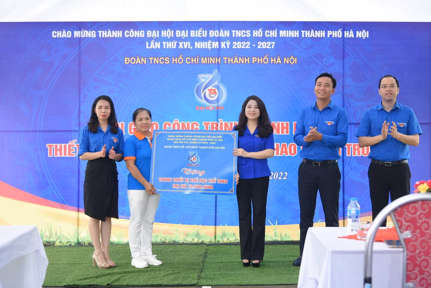Chị Chu Hồng Minh, Bí thư Thành Đoàn Hà Nội trao tặng trang thiết bị thể dục thể thao cho tuổi trẻ Hoài Đức. Chị Chu Hồng Minh, Bí thư Thành Đoàn Hà Nội trao tặng trang thiết bị thể dục thể thao cho tuổi trẻ Hoài Đức.